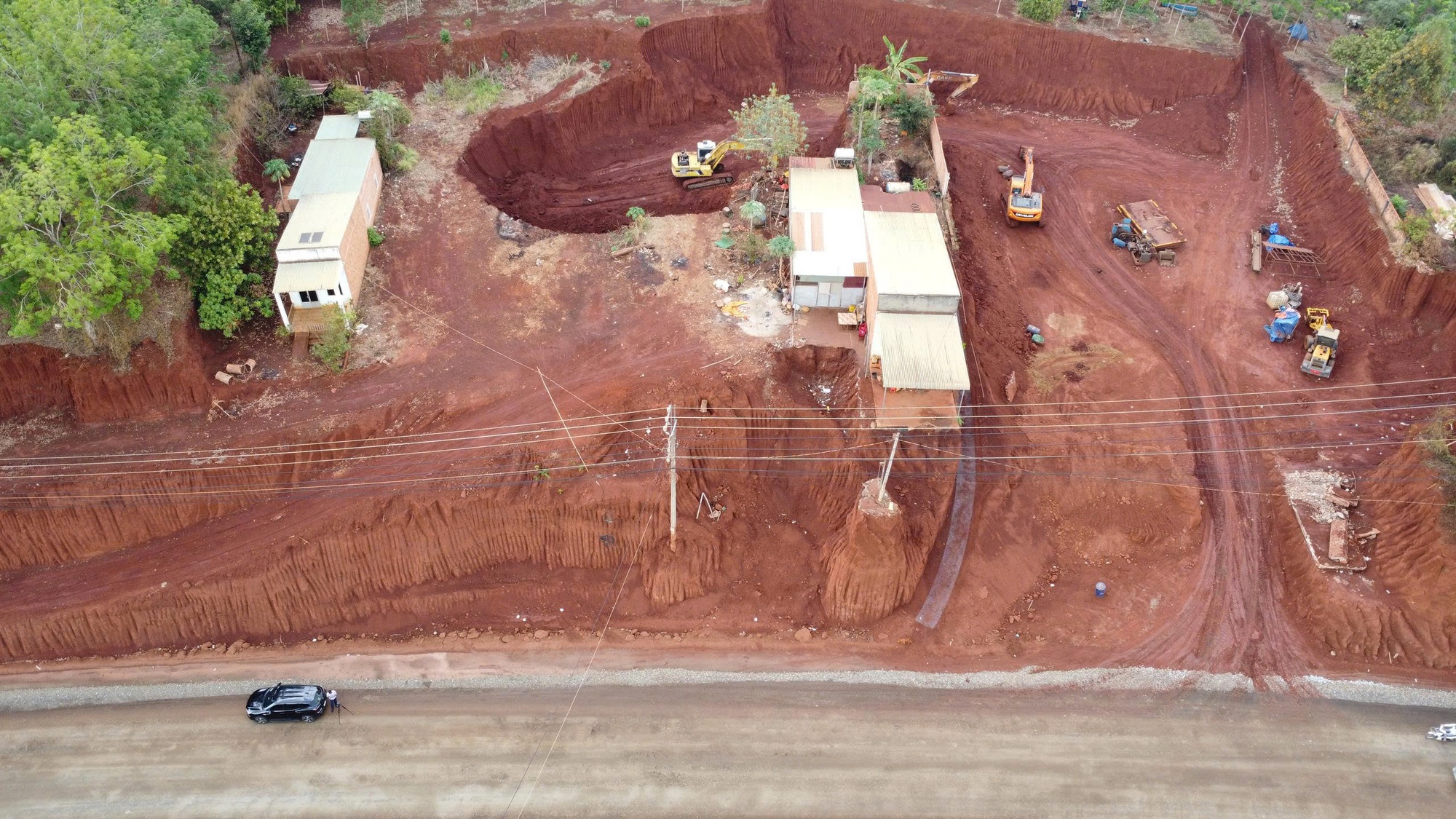 Cận cảnh nhiều nhà dân ở Đồng Nai nằm cheo leo bên mép vực do hạ cốt nền thi công đường - Ảnh 1