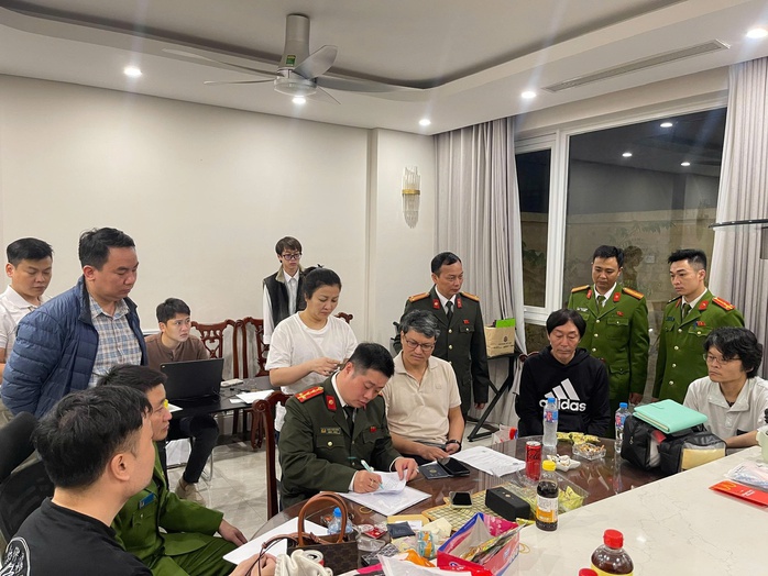 Bắt giữ 7 người giả danh cảnh sát Nhật Bản, lừa đảo 11 tỉ đồng - Ảnh 1