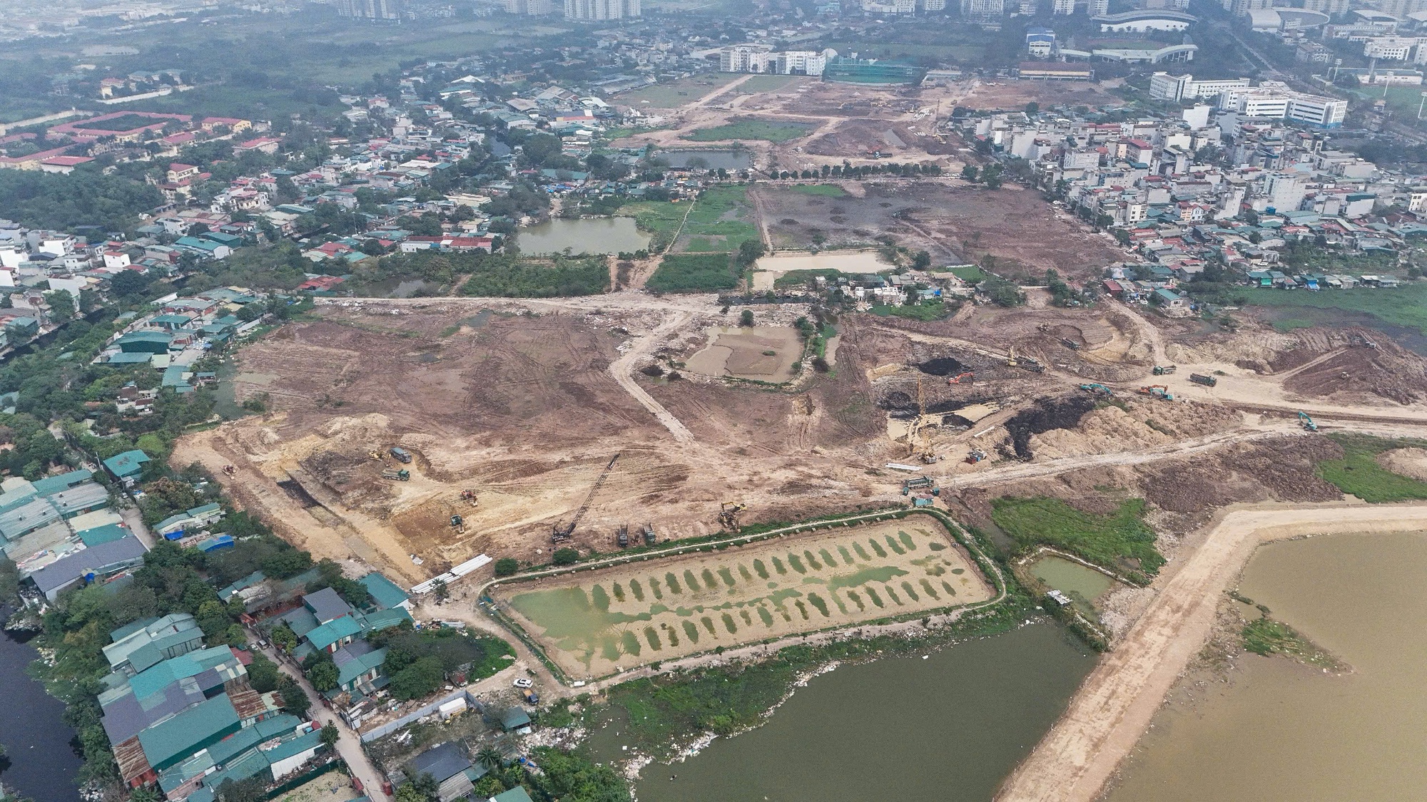 Bên trong đại công trường thi công hồ điều hoà rộng hơn 36 ha - Ảnh 1