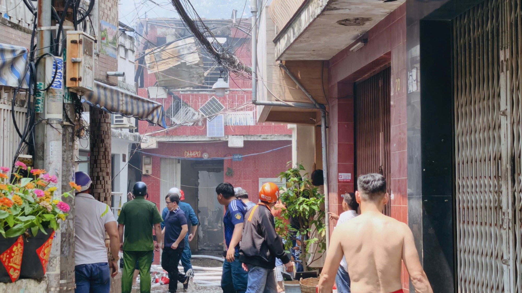 Vụ cháy lớn ở TPHCM: 5 căn nhà bị ảnh hưởng - Ảnh 1