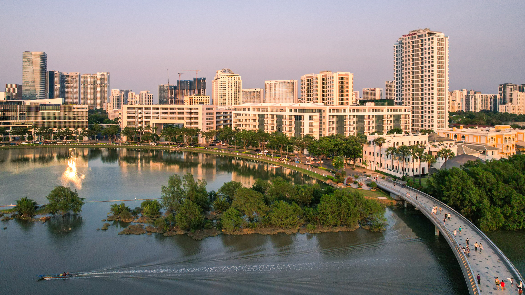 Cuộc đua tạo việc làm ngay trong đại đô thị: Phú Mỹ Hưng làm phố tài chính, Vinhomes tạo khu du lịch, Sun Group dựng lại cả phim trường quy mô lớn - Ảnh 10