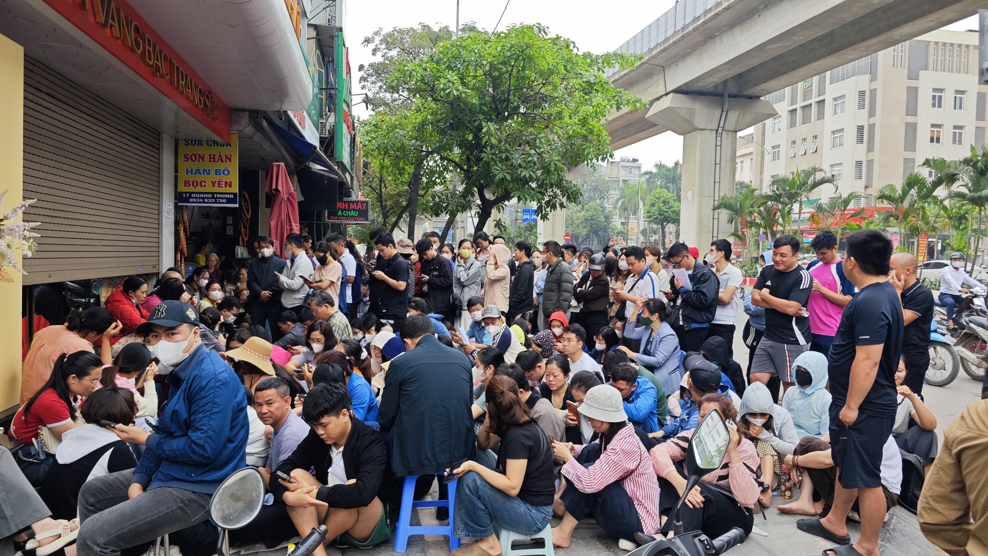 Cửa hàng vàng Bảo Tín Mạnh Hải ken đặc người xếp hàng từ 4 - 5h sáng sau loạt tin nhắn bất ngờ - Ảnh 2