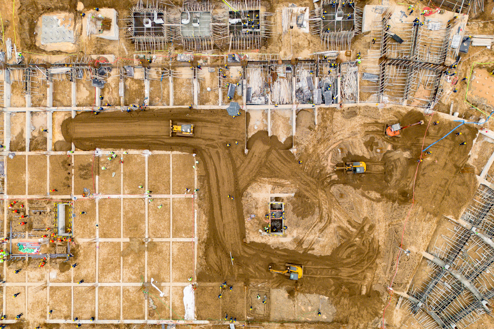 Đại công trường xây sân vận động lớn nhất thế giới: Ô tô nối đuôi nhau như đàn kiến, cần cẩu phủ kín đường mặt đất - Ảnh 10