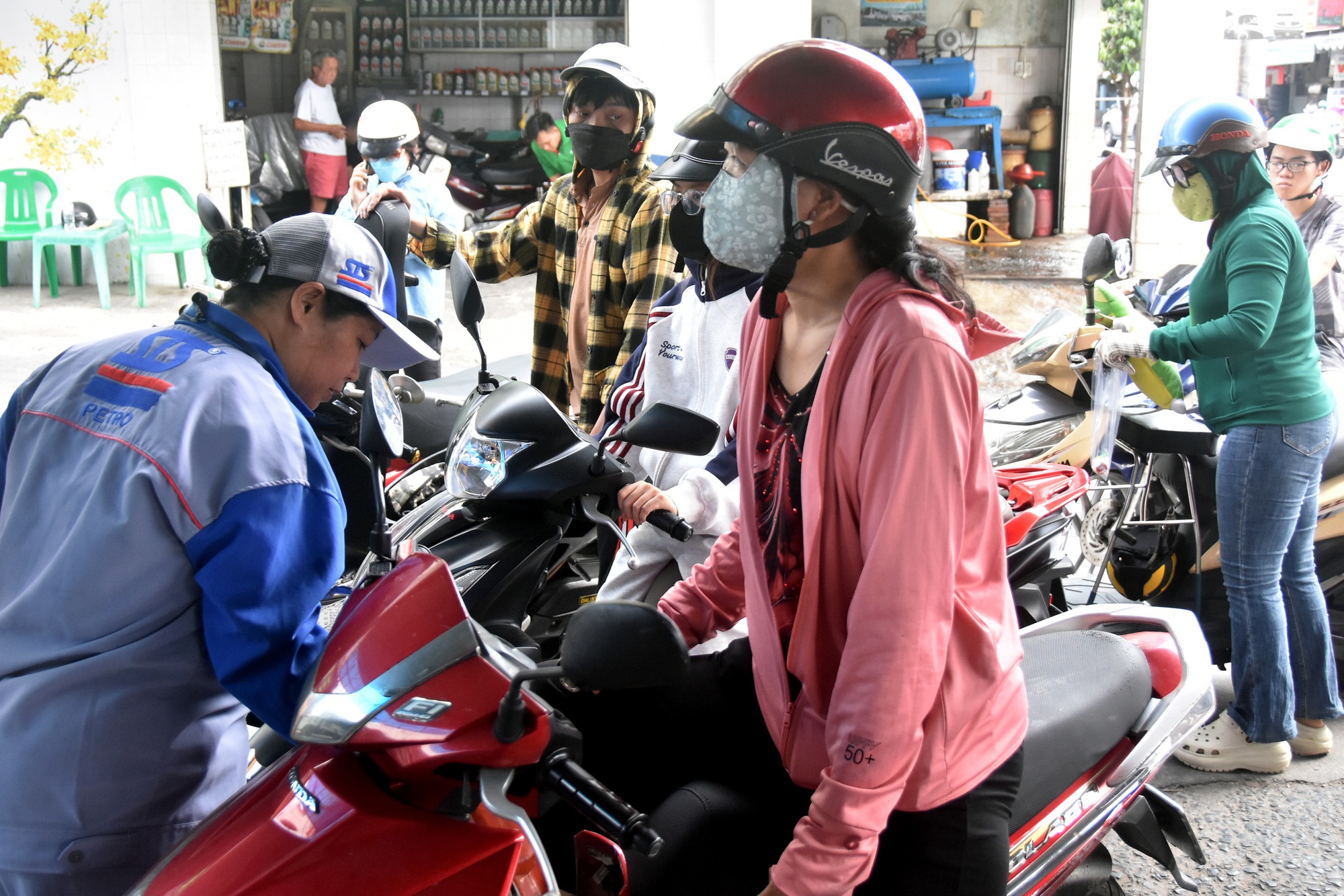 Thông tin mới nhất về nguồn cung xăng dầu, hoạt động của 2 nhà máy lọc dầu lớn - Ảnh 1