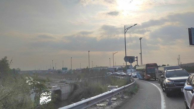 Xe xếp hàng dài vì lỗi kỹ thuật trạm thu phí trên cao tốc Phan Thiết – Dầu Giây - Ảnh 2