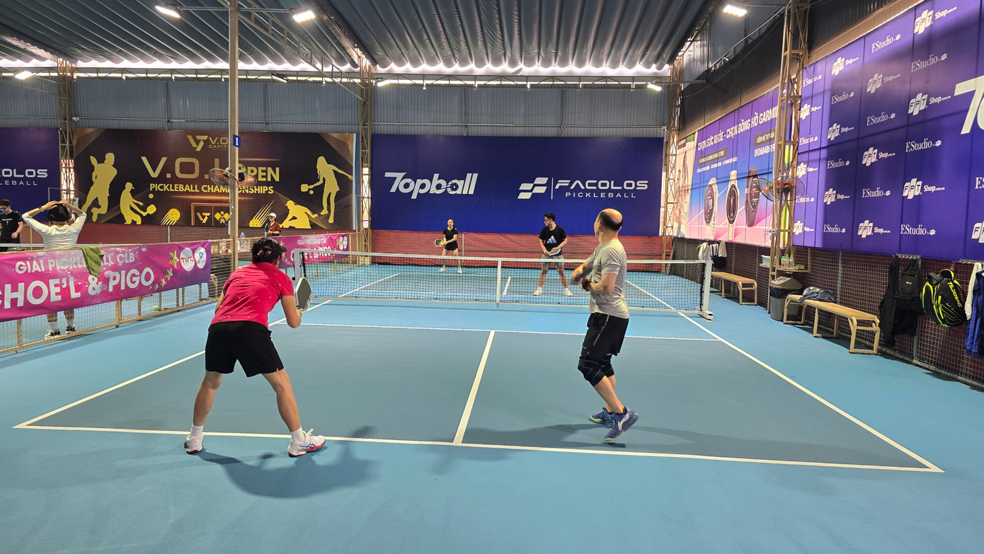 Cận cảnh tổ hợp sân bóng, Pickleball, bãi xe trái phép 'khủng' trên đất dự án ở Hà Nội - Ảnh 3