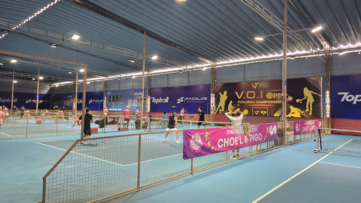 Cận cảnh tổ hợp sân bóng, Pickleball, bãi xe trái phép 'khủng' trên đất dự án ở Hà Nội - Ảnh 4