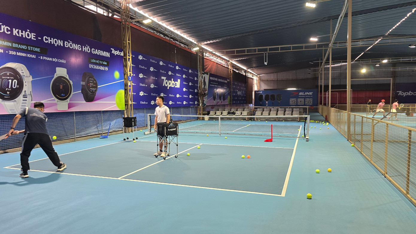 Cận cảnh tổ hợp sân bóng, Pickleball, bãi xe trái phép 'khủng' trên đất dự án ở Hà Nội - Ảnh 2