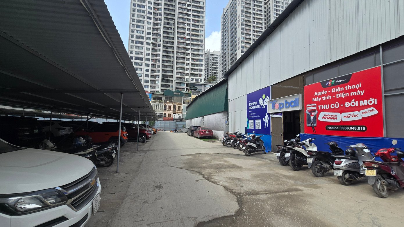 Cận cảnh tổ hợp sân bóng, Pickleball, bãi xe trái phép 'khủng' trên đất dự án ở Hà Nội - Ảnh 11
