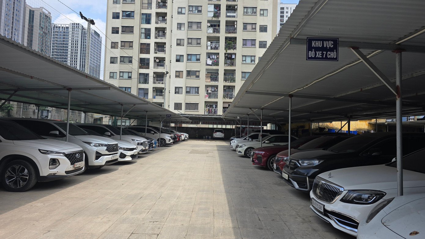 Cận cảnh tổ hợp sân bóng, Pickleball, bãi xe trái phép 'khủng' trên đất dự án ở Hà Nội - Ảnh 6