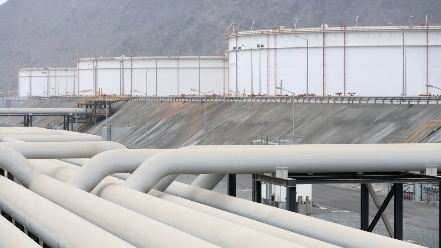 'Quân bài tẩy' với tổng công suất gần 9 triệu thùng dầu mỗi ngày giúp 2 quốc gia Trung Đông giảm phụ thuộc vào eo biển Hormuz - Ảnh 1