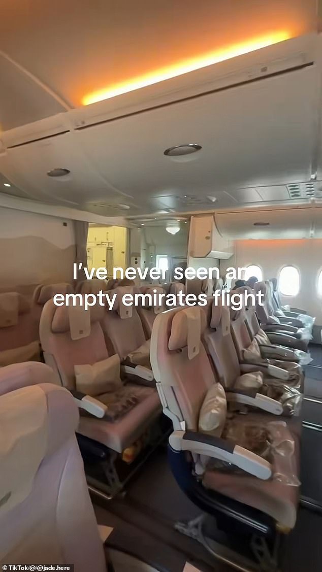 Không dễ tin đây là bức ảnh chụp được trong chuyến bay đến Dubai hiện tại - Ảnh 2