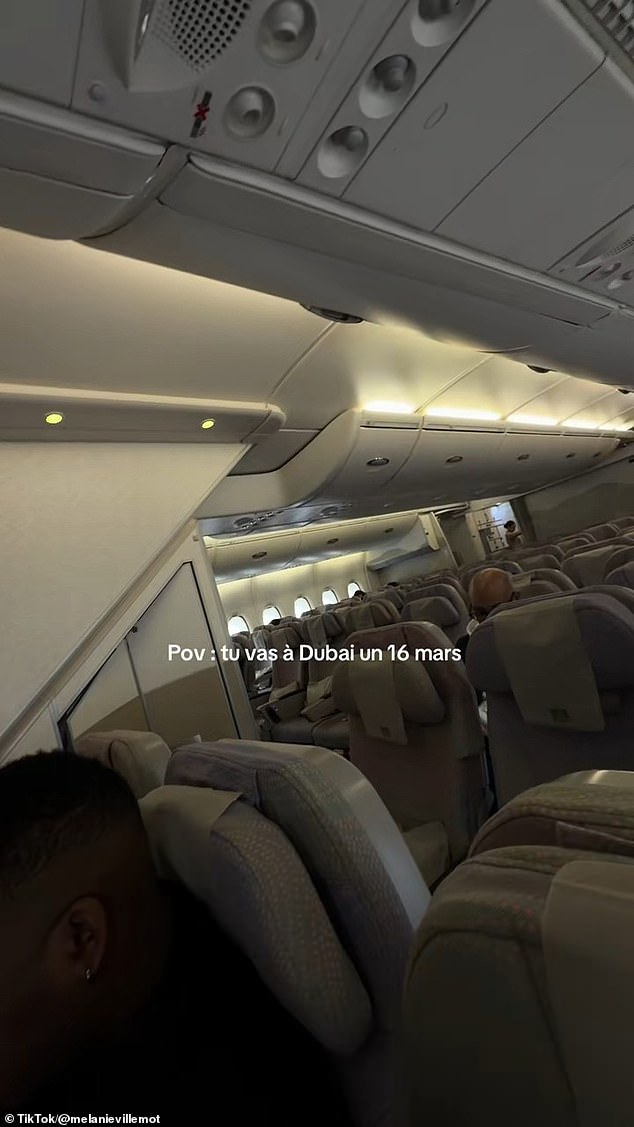 Không dễ tin đây là bức ảnh chụp được trong chuyến bay đến Dubai hiện tại - Ảnh 4