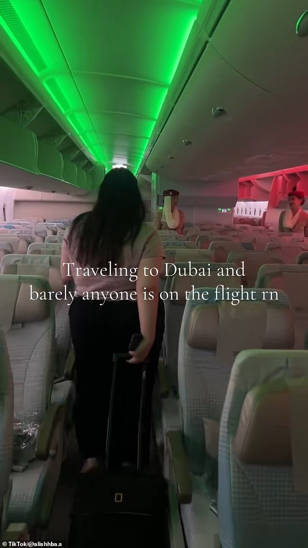 Không dễ tin đây là bức ảnh chụp được trong chuyến bay đến Dubai hiện tại - Ảnh 3