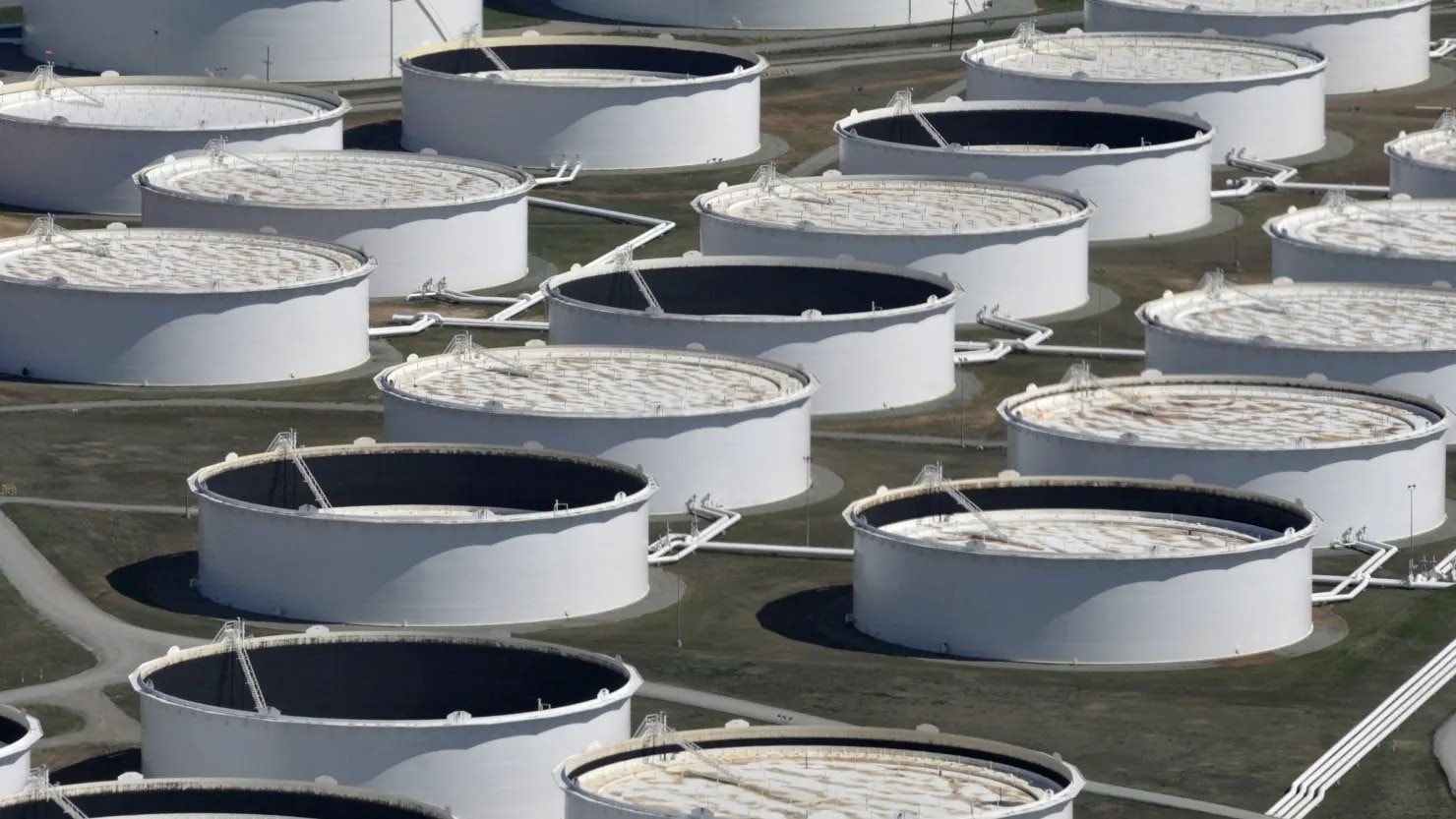 IEA kêu gọi người dân toàn cầu chỉ đi làm 3 ngày/tuần - Ảnh 1