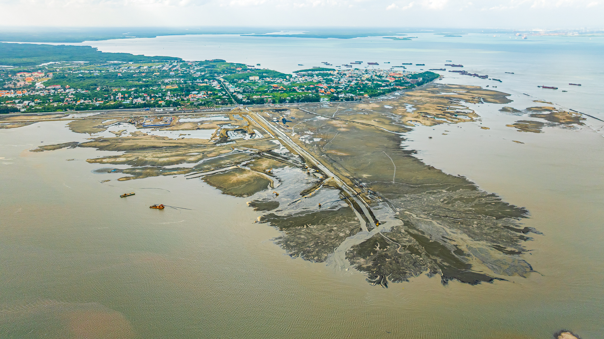 Siêu tòa tháp lấn biển 108 tầng cao nhất Việt Nam, Top 10 thế giới: Được ví “ngọn hải đăng đô thị”, thiết kế mặt tiền kính phản quang đổi sắc theo ánh sáng tự nhiên - Ảnh 3