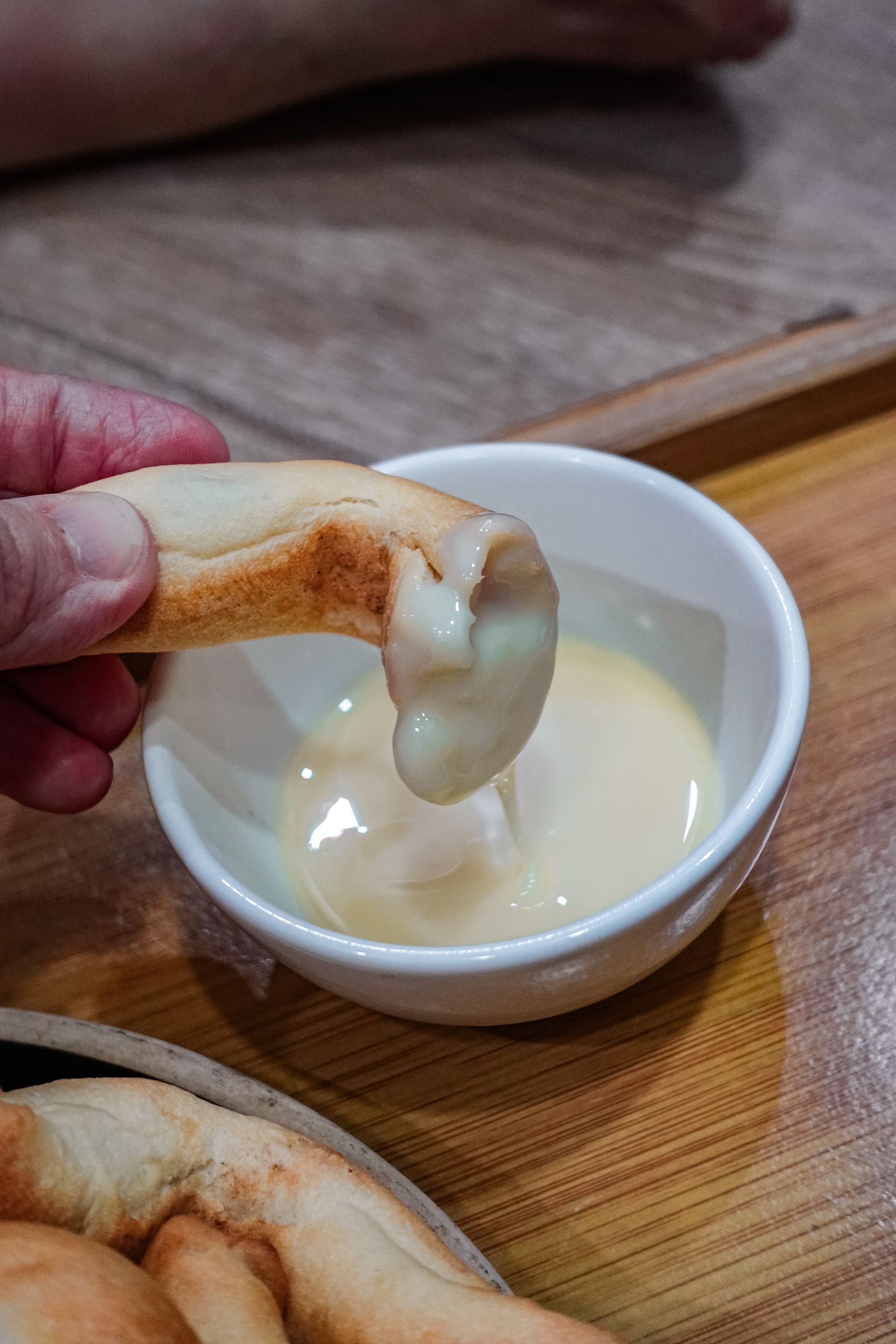 Khách xếp hàng như mua vàng, loại bánh mì "oằn tà là vằn" ở Hải Phòng có gì mà hot đến vậy? - Ảnh 11