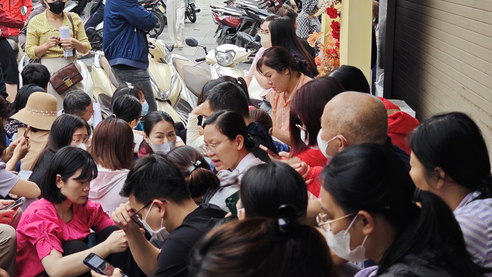 Cửa hàng vàng Bảo Tín Mạnh Hải ken đặc người xếp hàng từ 4 - 5h sáng sau loạt tin nhắn bất ngờ - Ảnh 9