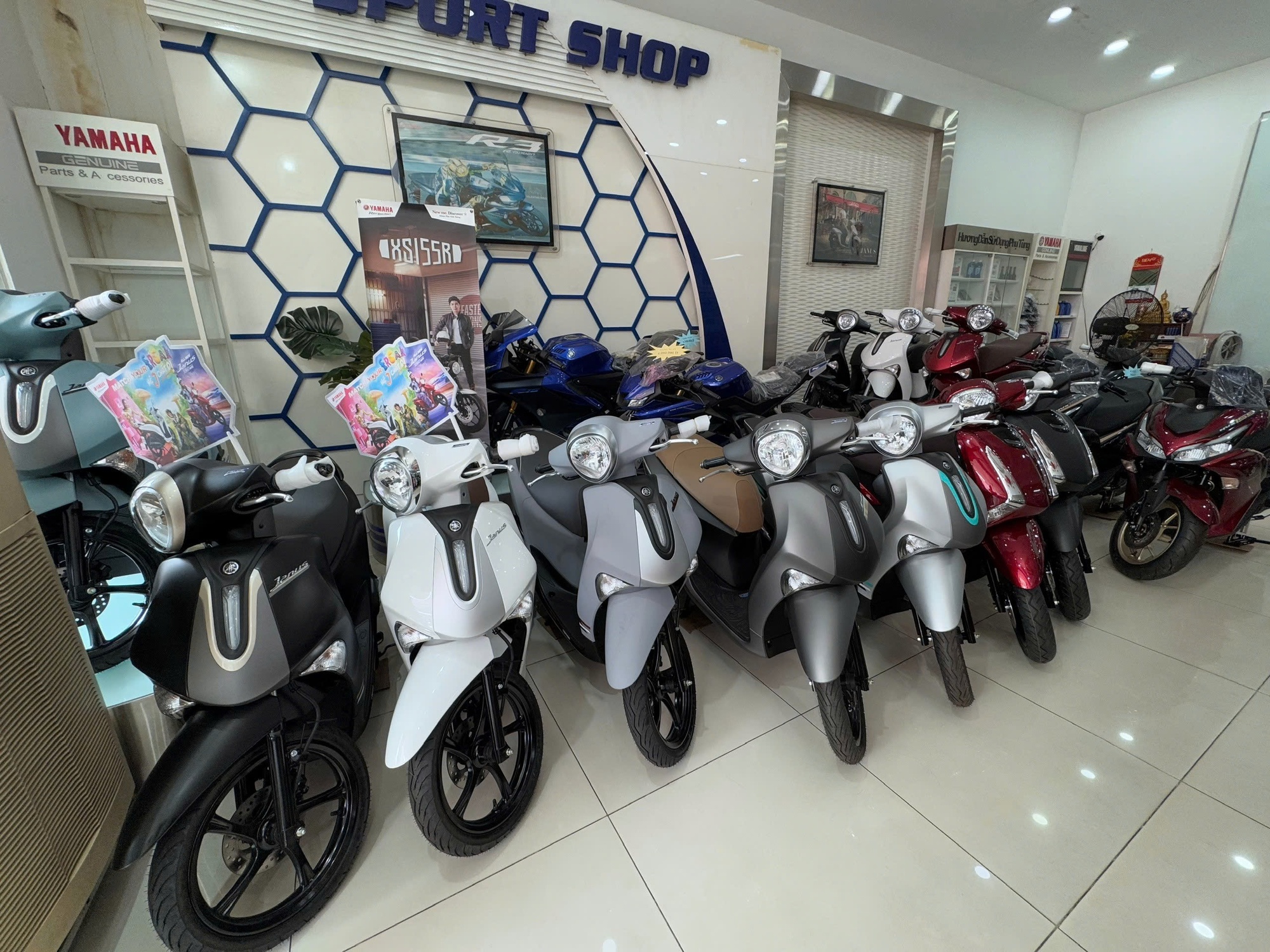 Xe máy "rớt" giá sau Tết - Ảnh 1