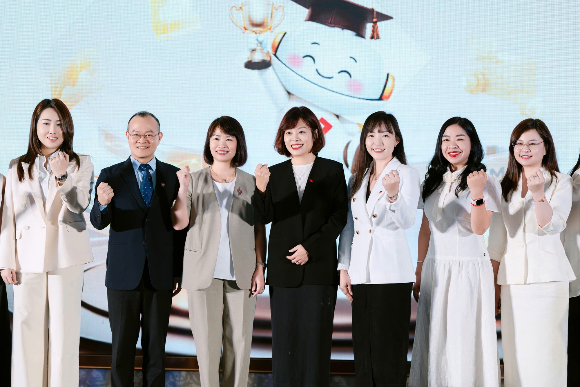 Techcombank ra mắt "Chương trình Kiến tạo Tư duy & Bản lĩnh Lãnh đạo cho thế hệ kế cận" và khởi động "Đấu trường AI Kinh doanh" - Ảnh 1