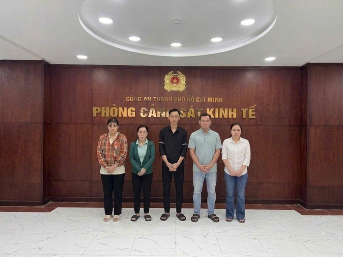 Khám xét "tổng hành dinh" Hikachi, bắt quản lý Kiều Hoàng Nhã và 4 người, thu giữ 10.000 sản phẩm - Ảnh 1