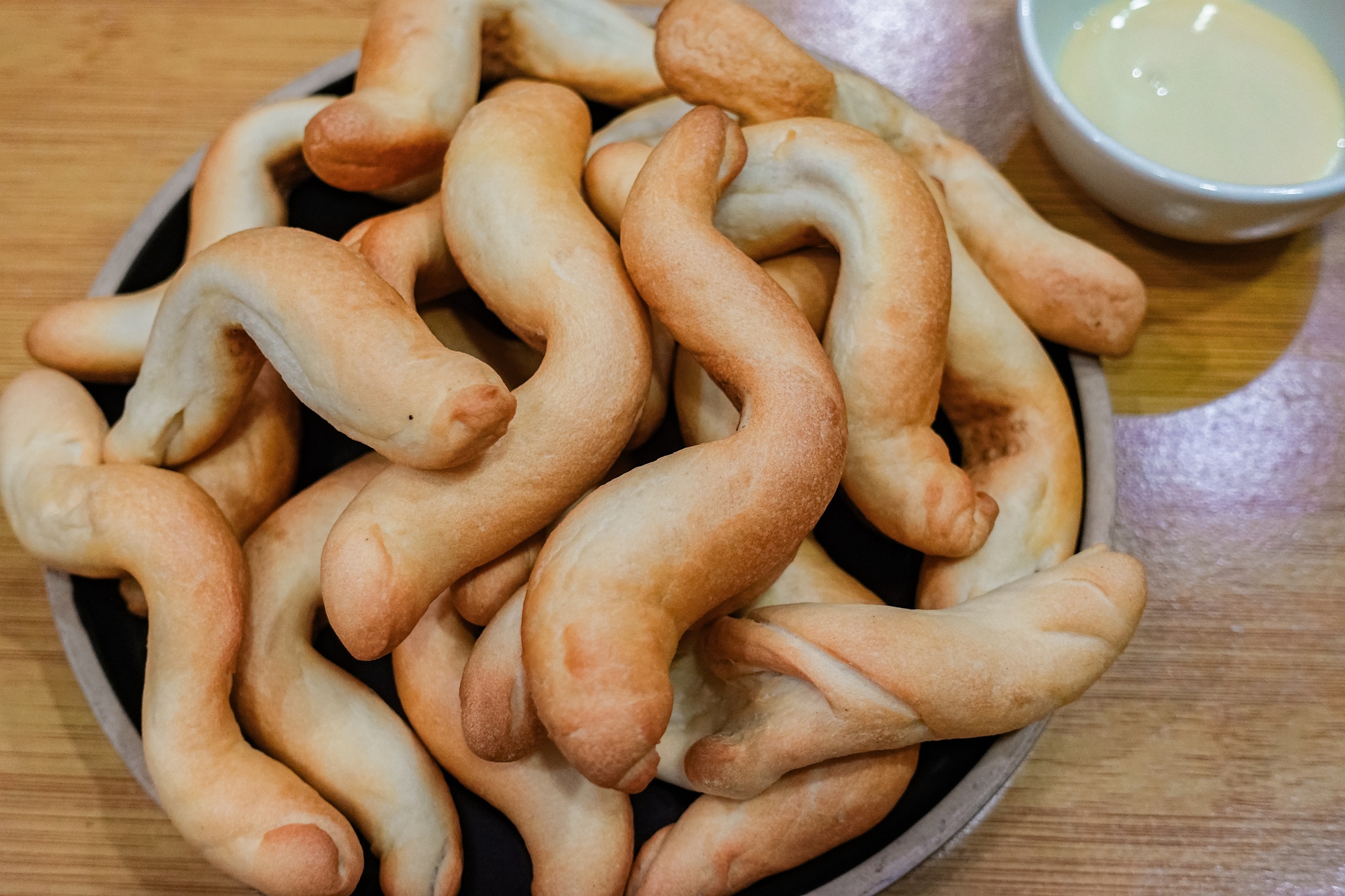 Khách xếp hàng như mua vàng, loại bánh mì "oằn tà là vằn" ở Hải Phòng có gì mà hot đến vậy? - Ảnh 12