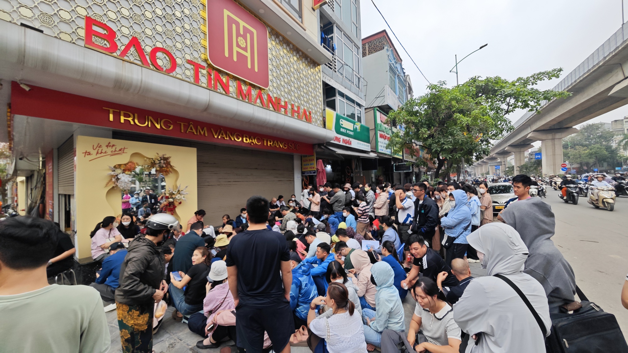 Cửa hàng vàng Bảo Tín Mạnh Hải ken đặc người xếp hàng từ 4 - 5h sáng sau loạt tin nhắn bất ngờ - Ảnh 1