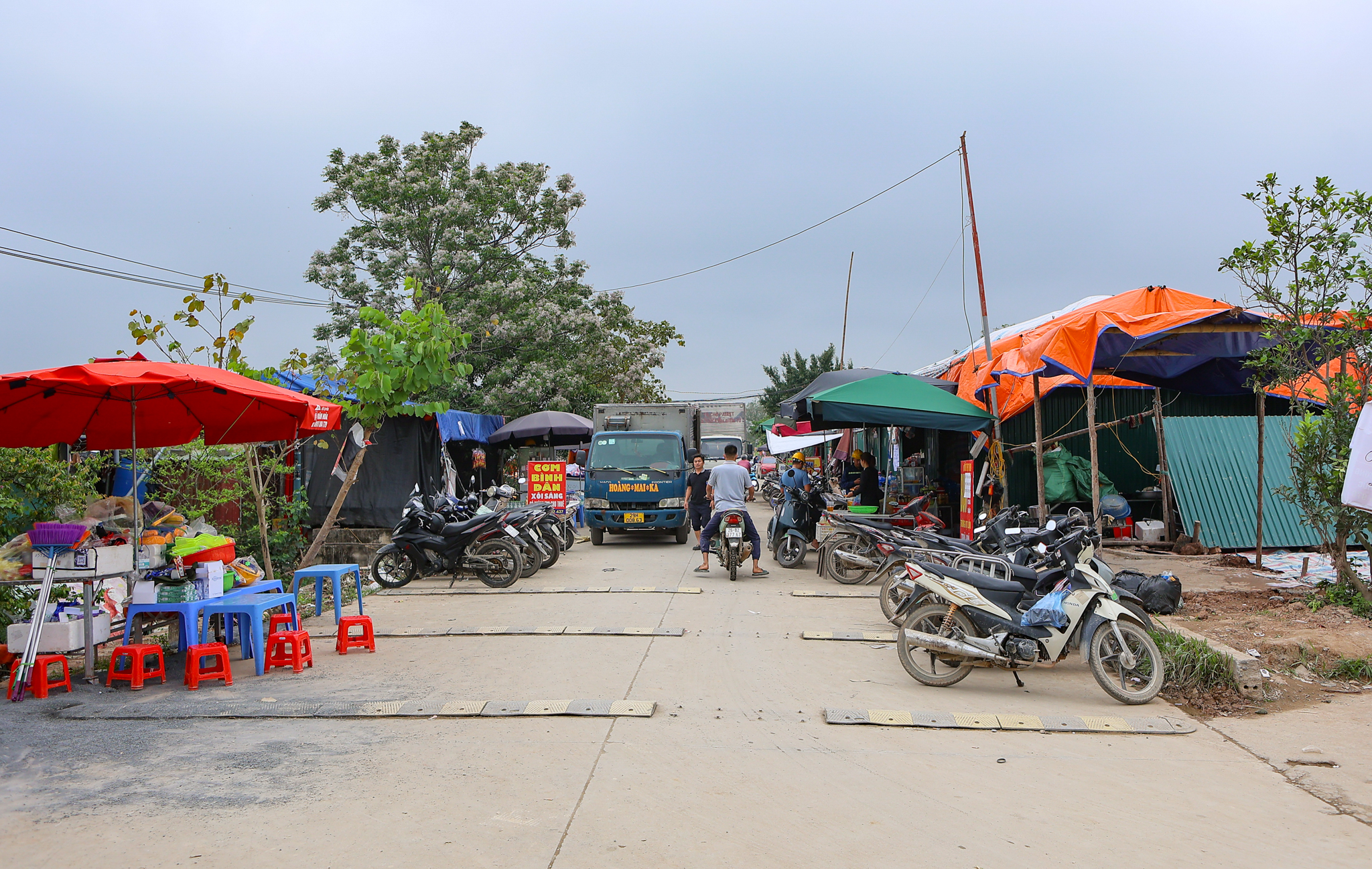 Đại công trường xây sân vận động lớn nhất thế giới: Ô tô nối đuôi nhau như đàn kiến, cần cẩu phủ kín đường mặt đất - Ảnh 13