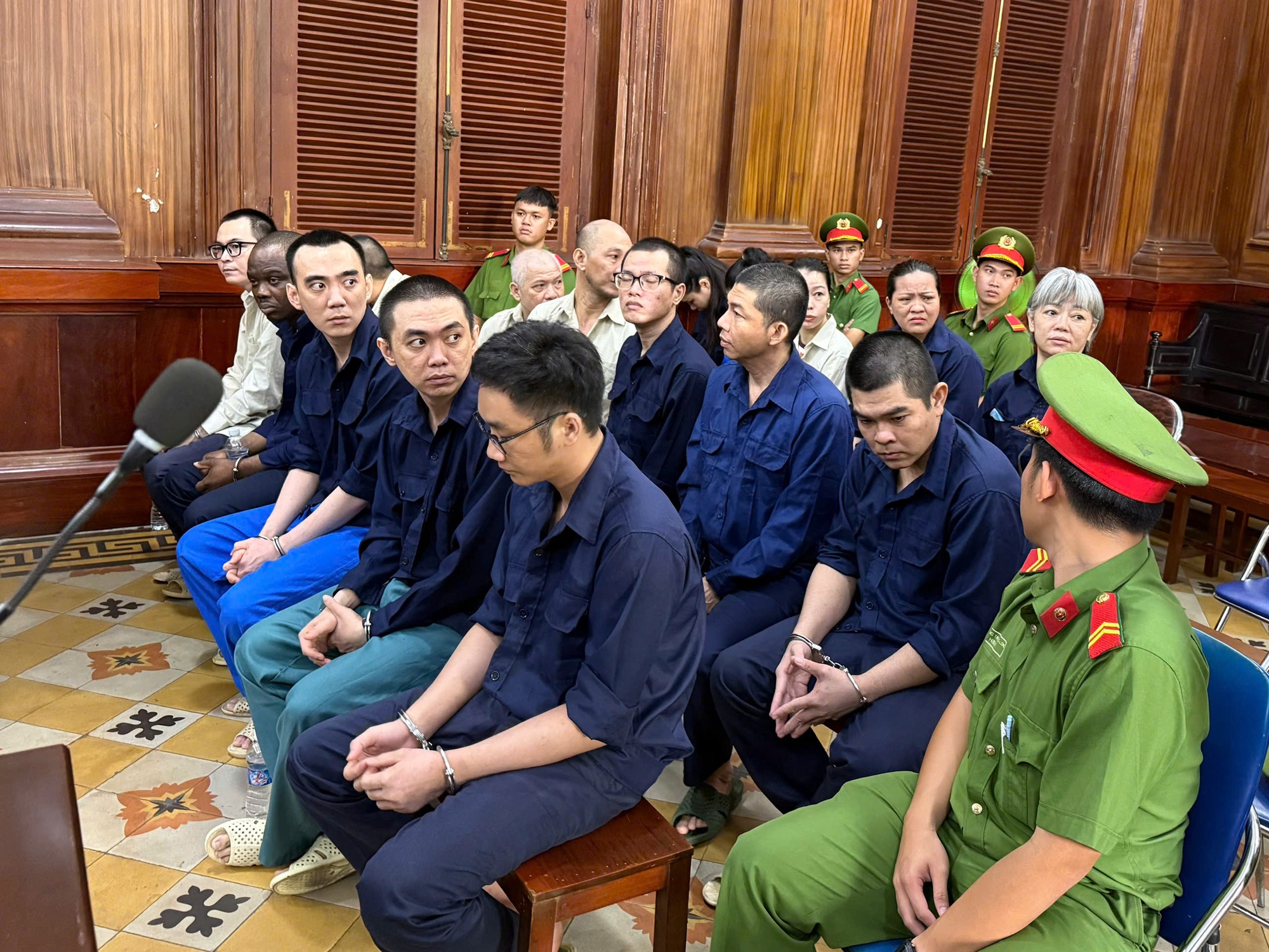 Xét xử vụ án xuyên quốc gia: Phơi bày mạng lưới "ngân hàng ngầm" ở TPHCM - Ảnh 2