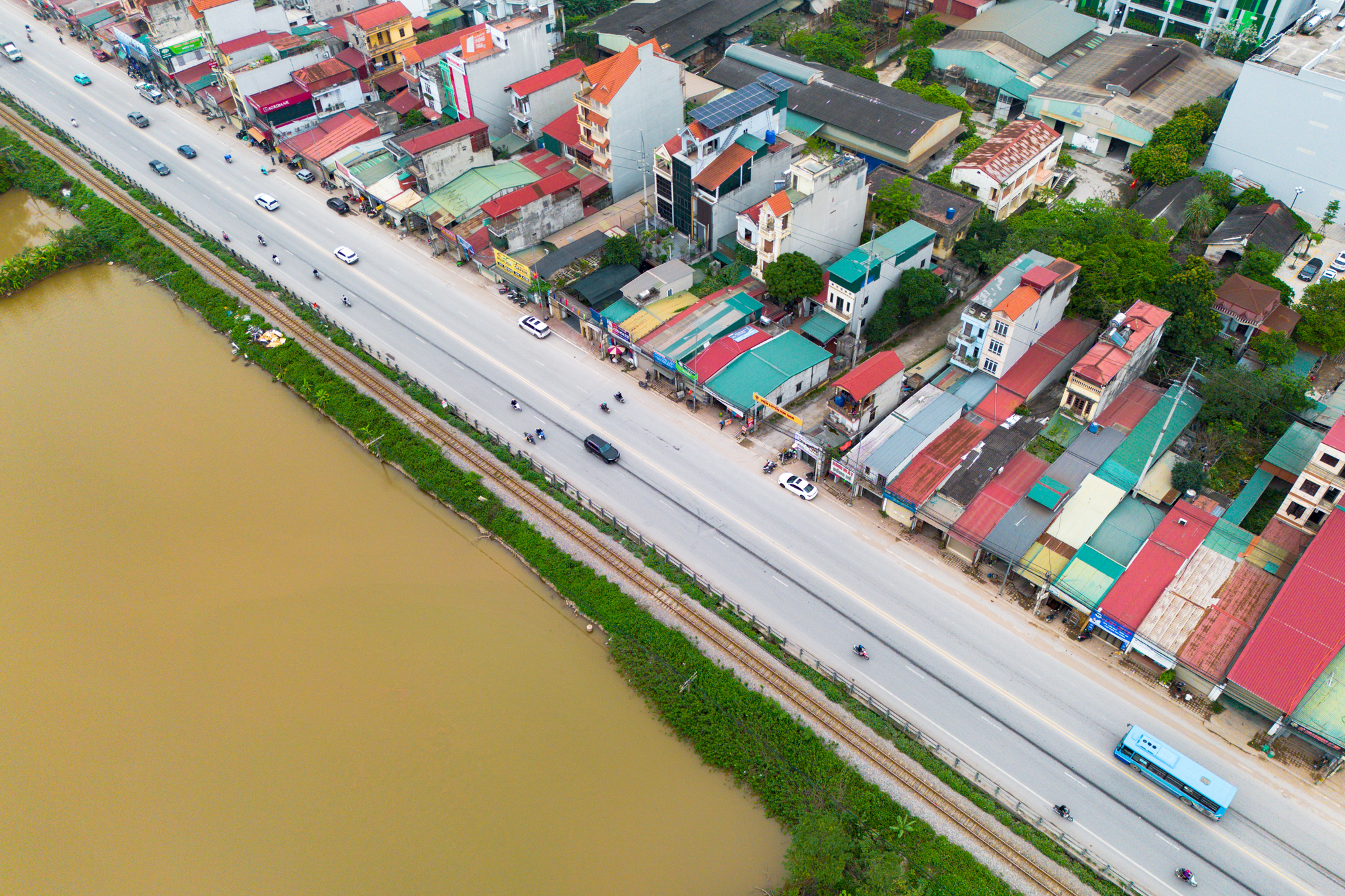 Đại công trường xây sân vận động lớn nhất thế giới: Ô tô nối đuôi nhau như đàn kiến, cần cẩu phủ kín đường mặt đất - Ảnh 15