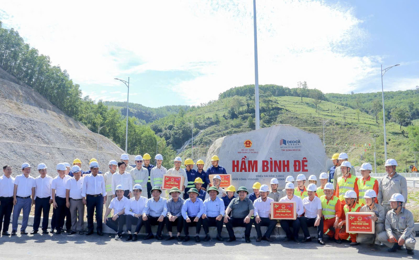 Thủ tướng thị sát dự án cao tốc Quảng Ngãi - Hoài Nhơn hơn 20.000 tỷ - Ảnh 2