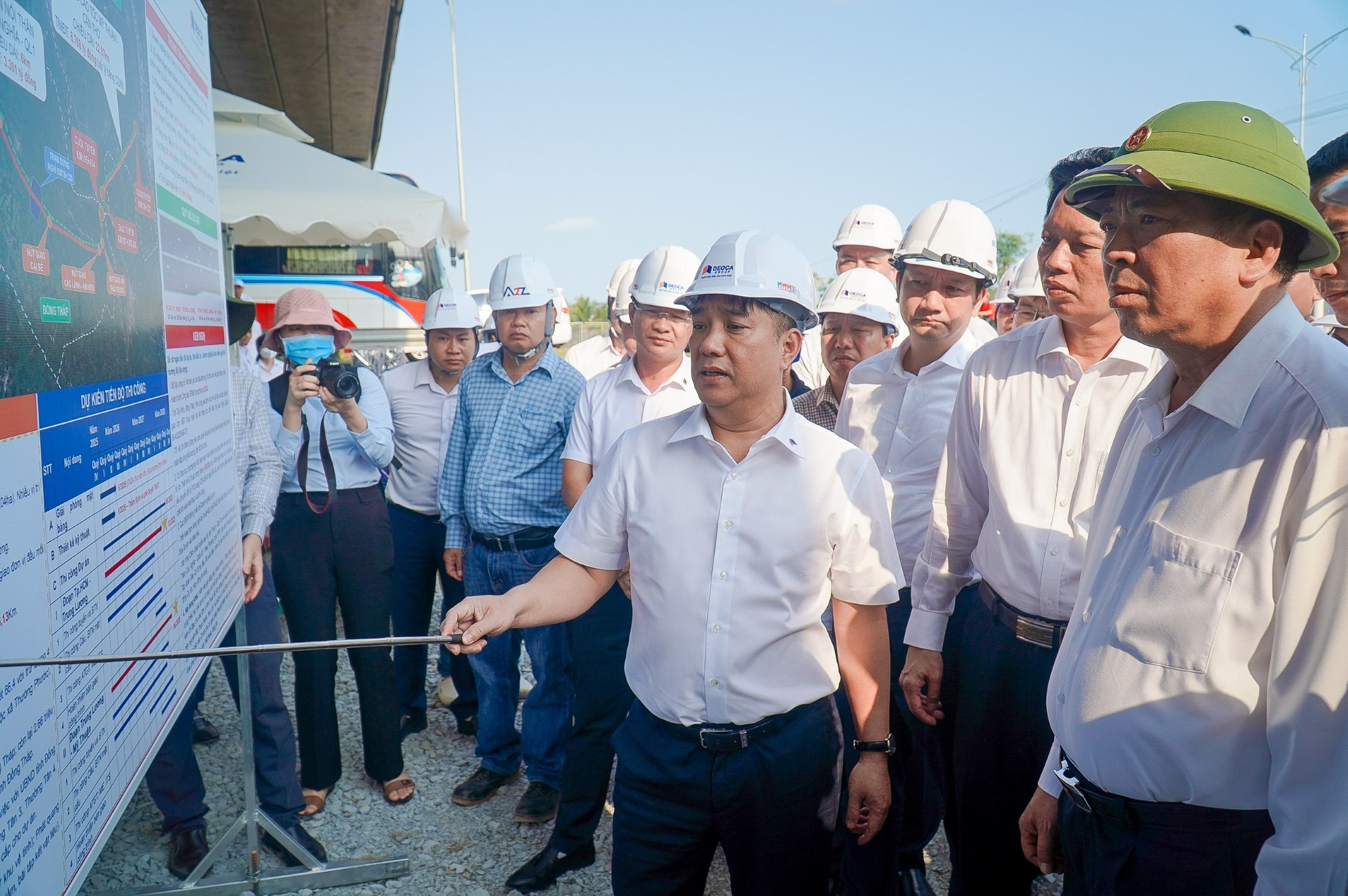 Bộ trưởng Bộ Xây dựng yêu cầu phải ưu tiên điều này cho dự án cao tốc hơn 36.000 tỷ đồng của Đèo Cả - Ảnh 1