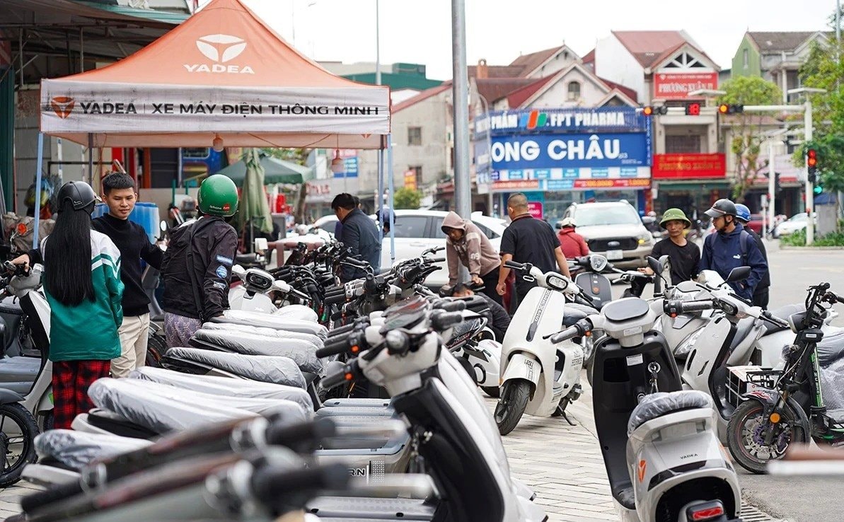Hết mua vàng bạc, người dân giờ xếp hàng, bốc số mua xe máy điện: Đại lý cháy hàng, khách phải cọc đợi vài ngày mới có xe - Ảnh 2
