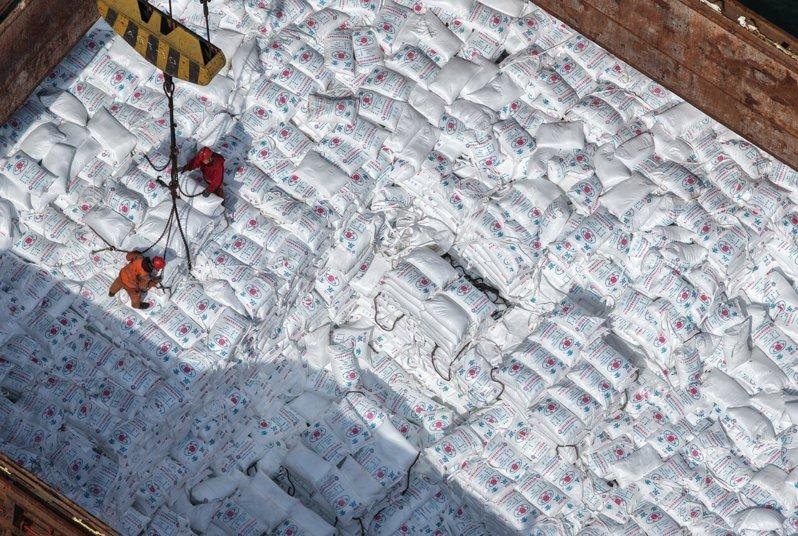 Sau đất hiếm, Trung Quốc siết xuất khẩu mặt hàng nuôi sống thế giới, làm rung chuyển thị trường lương thực toàn cầu - Ảnh 1