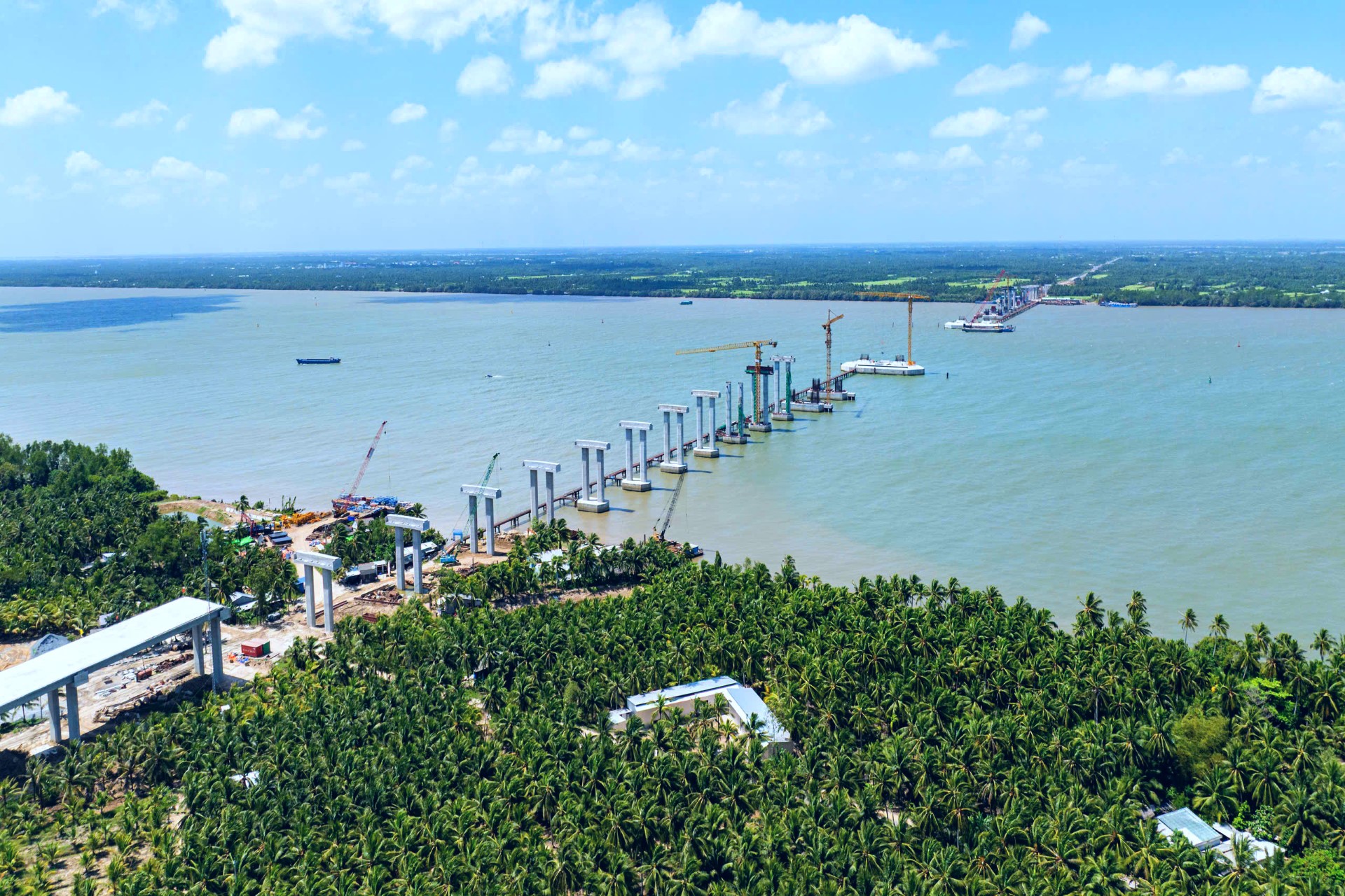 Cây cầu dây văng hơn 3.860 tỷ đồng, giúp rút ngắn 80km từ miền Tây về TP. Hồ Chí Minh do Đèo Cả thi công hiện có tiến độ ra sao? - Ảnh 1