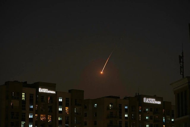 Du khách ở Dubai tưởng tên lửa của Iran là pháo hoa - Ảnh 1