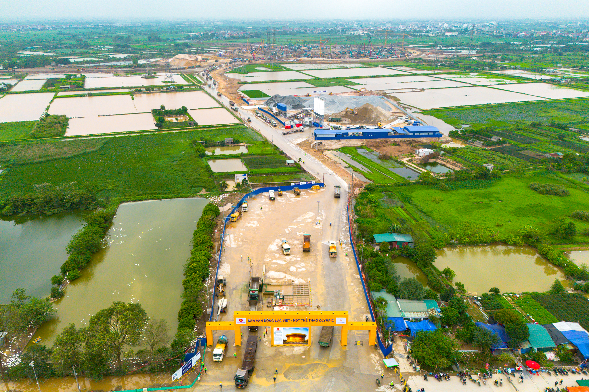 Đại công trường xây sân vận động lớn nhất thế giới: Ô tô nối đuôi nhau như đàn kiến, cần cẩu phủ kín đường mặt đất - Ảnh 1