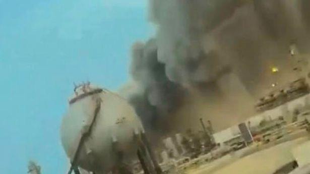 Trung tâm lọc dầu chủ chốt ở Ả rập Xê út bốc cháy sau vụ tấn công bằng UAV - Ảnh 1