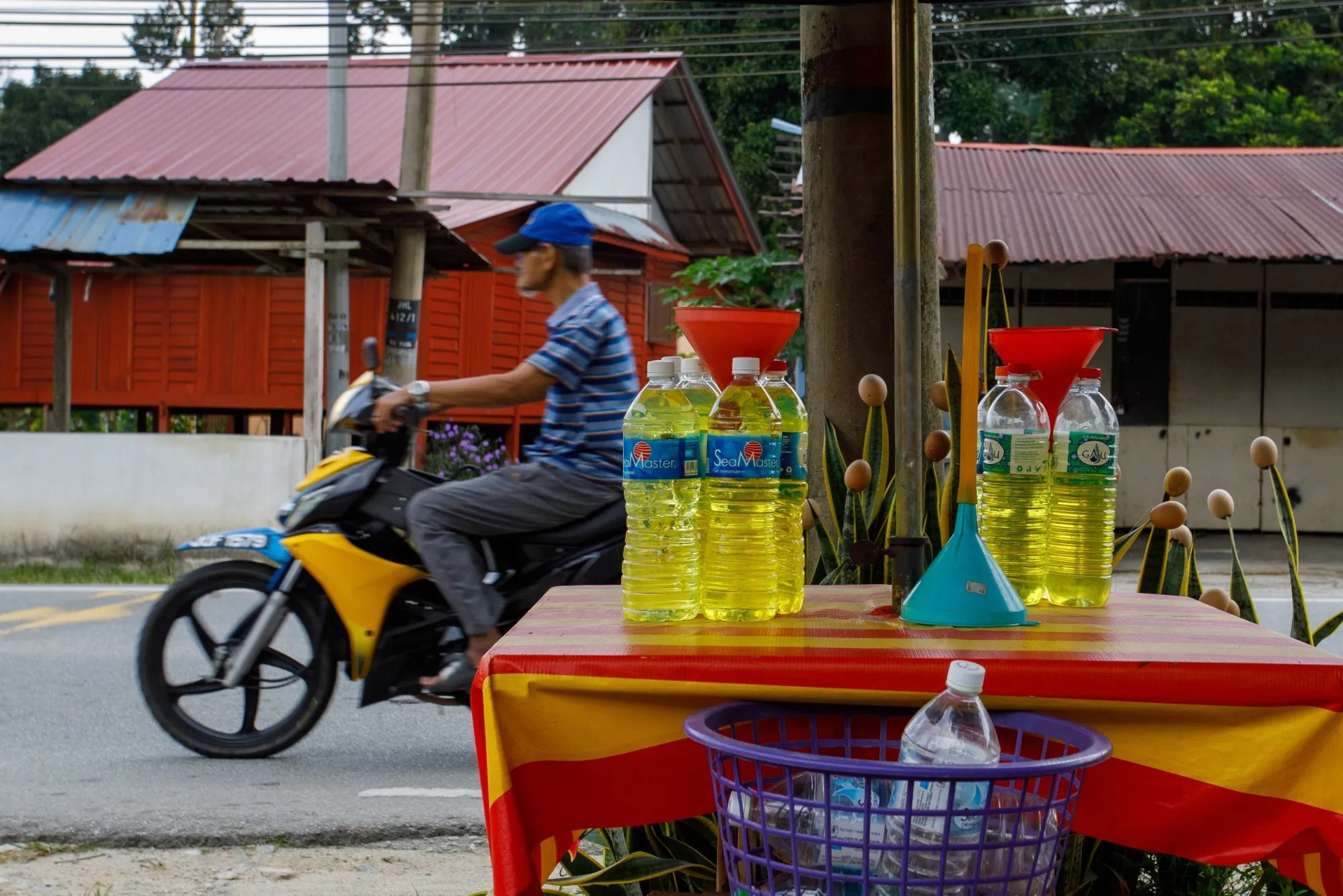 Giữa xung đột Trung Đông, đồng tiền của một nước ASEAN đang hưởng lợi - Ảnh 1