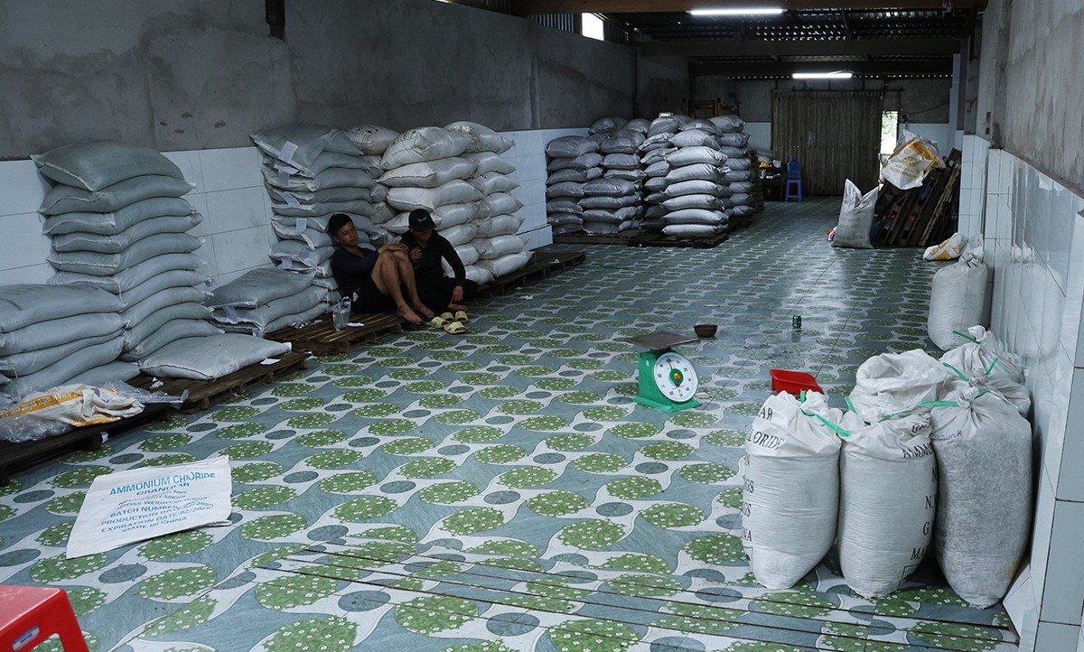 Kiểm tra cửa hàng vật tư nông nghiệp, thu giữ hàng chục tấn phân bón không phép - Ảnh 3