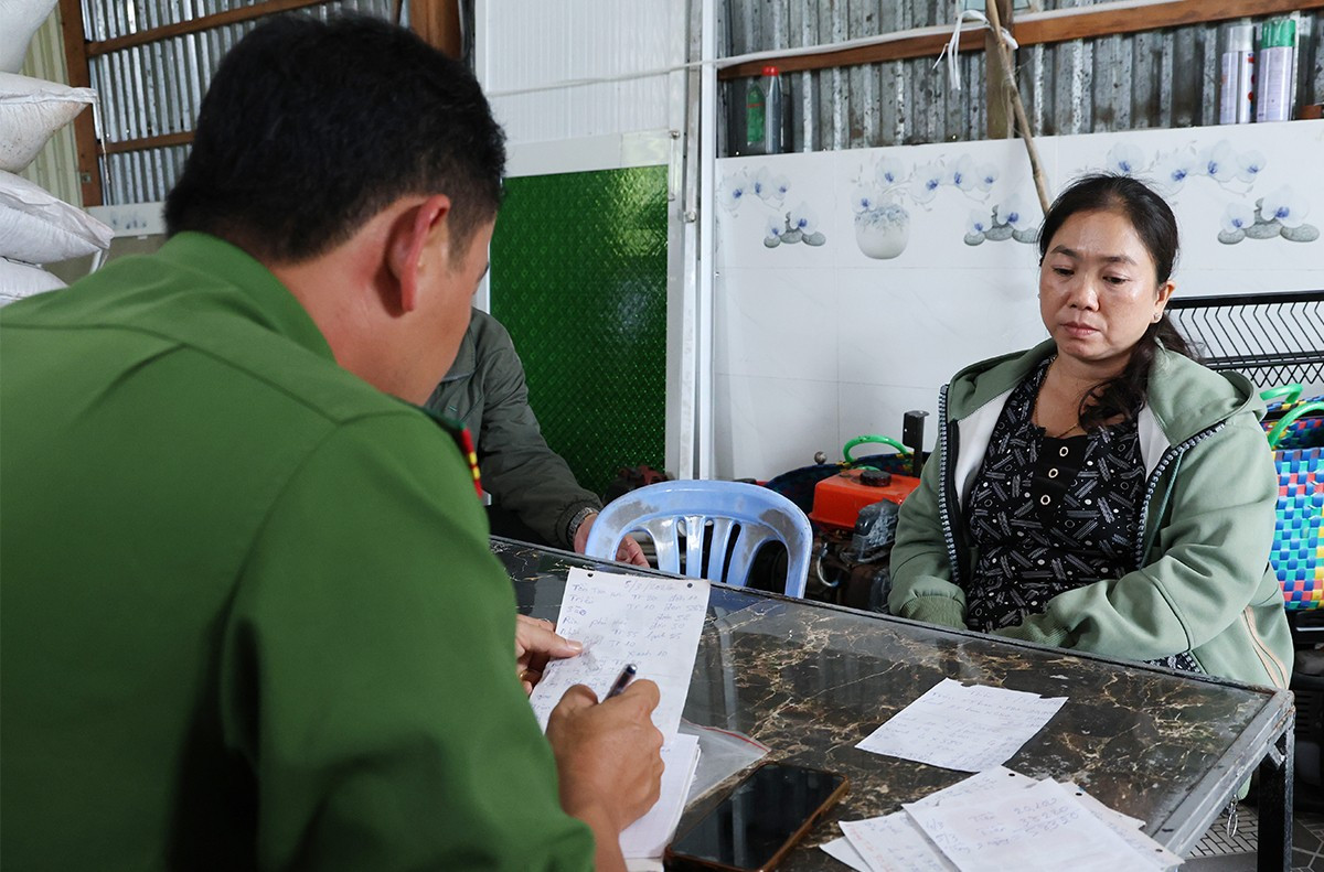 Kiểm tra cửa hàng vật tư nông nghiệp, thu giữ hàng chục tấn phân bón không phép - Ảnh 1