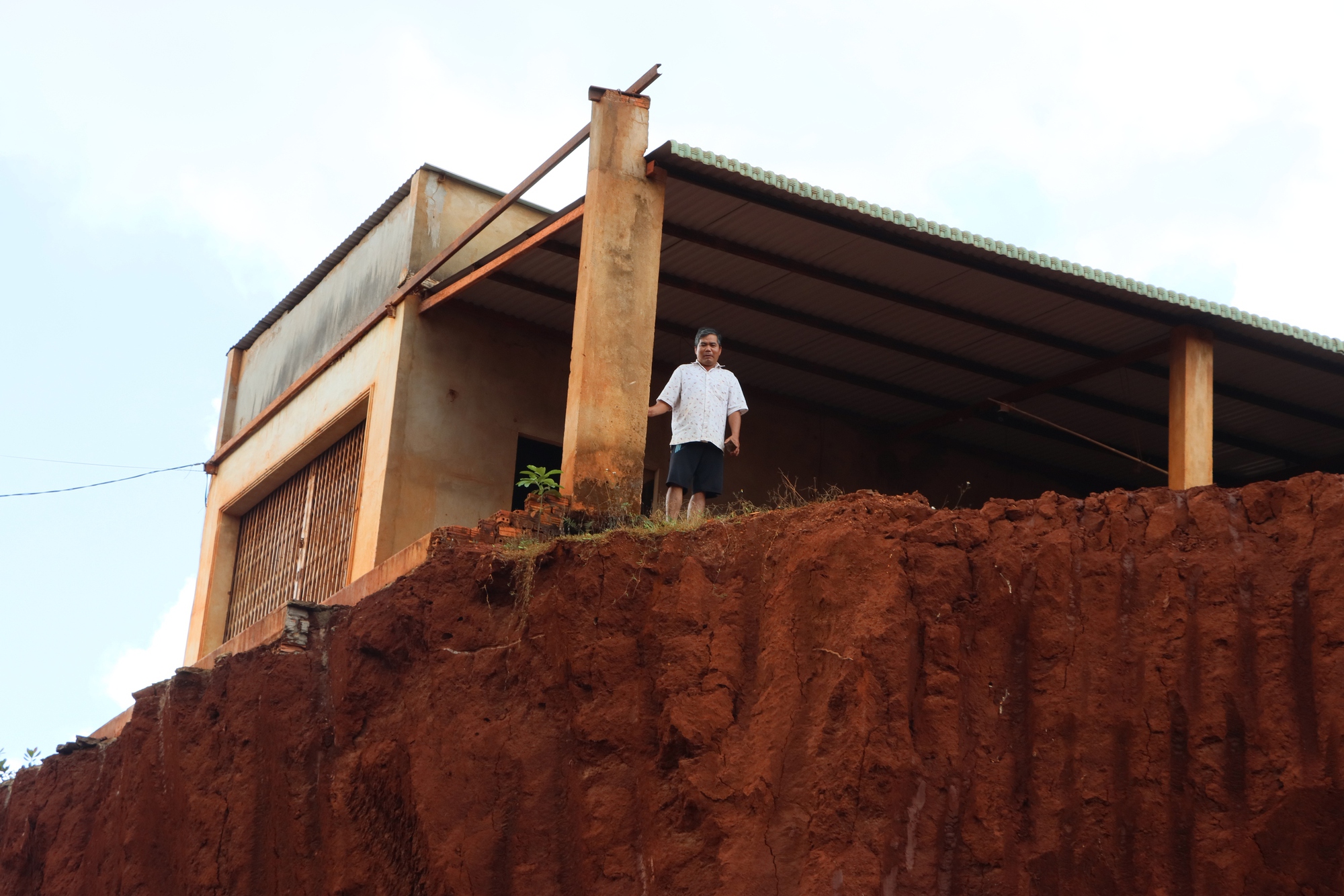 Cận cảnh nhiều nhà dân ở Đồng Nai nằm cheo leo bên mép vực do hạ cốt nền thi công đường - Ảnh 2