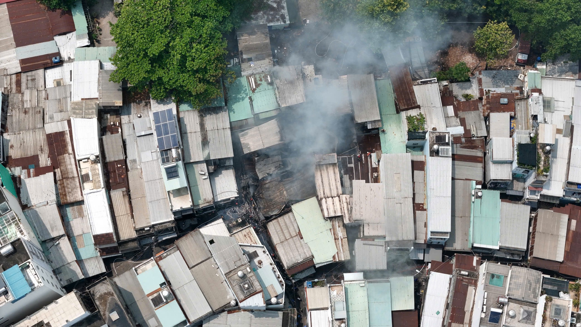 Vụ cháy lớn ở TPHCM: 5 căn nhà bị ảnh hưởng - Ảnh 4