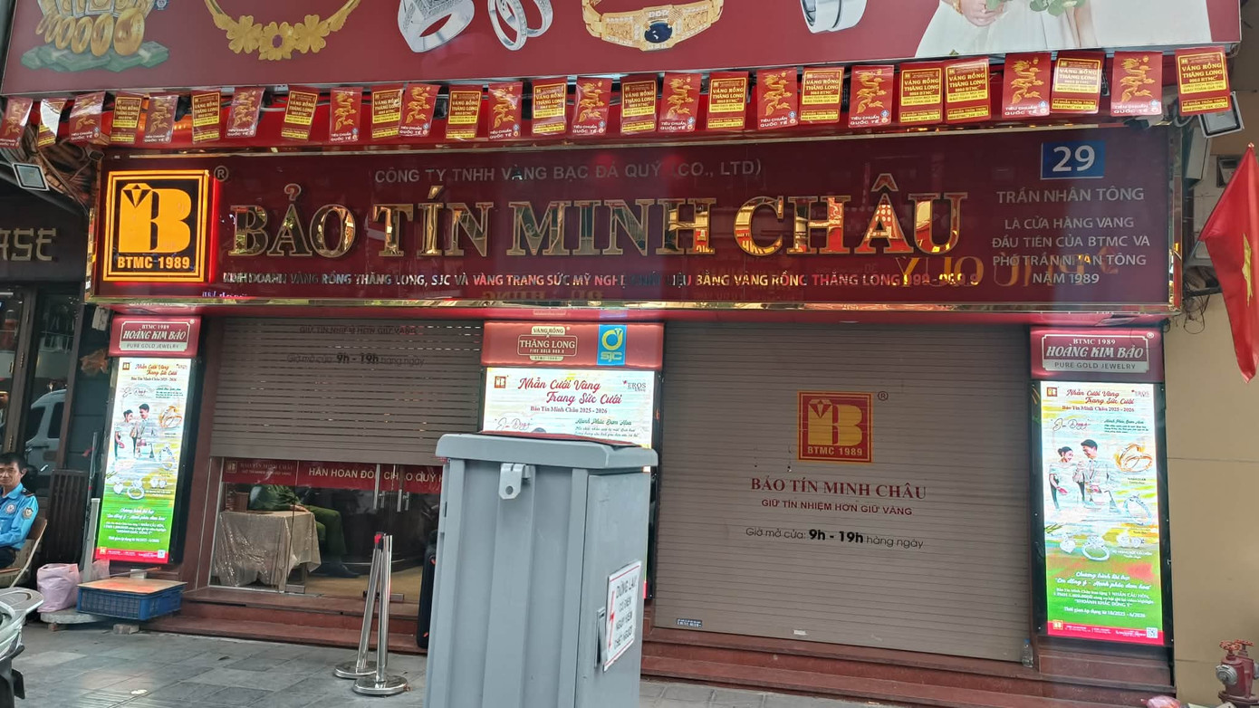 Hà Nội: Nhiều cảnh sát xuất hiện tại cửa hàng vàng  Bảo Tín Minh Châu - Ảnh 4