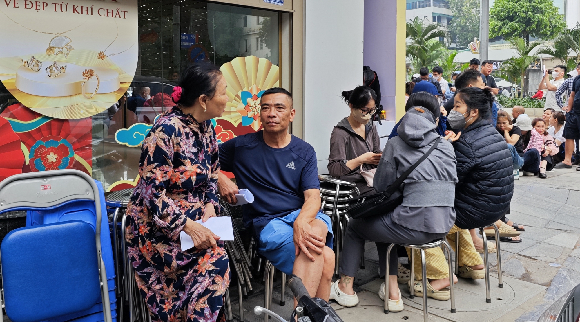 Cửa hàng vàng Bảo Tín Mạnh Hải ken đặc người xếp hàng từ 4 - 5h sáng sau loạt tin nhắn bất ngờ - Ảnh 8