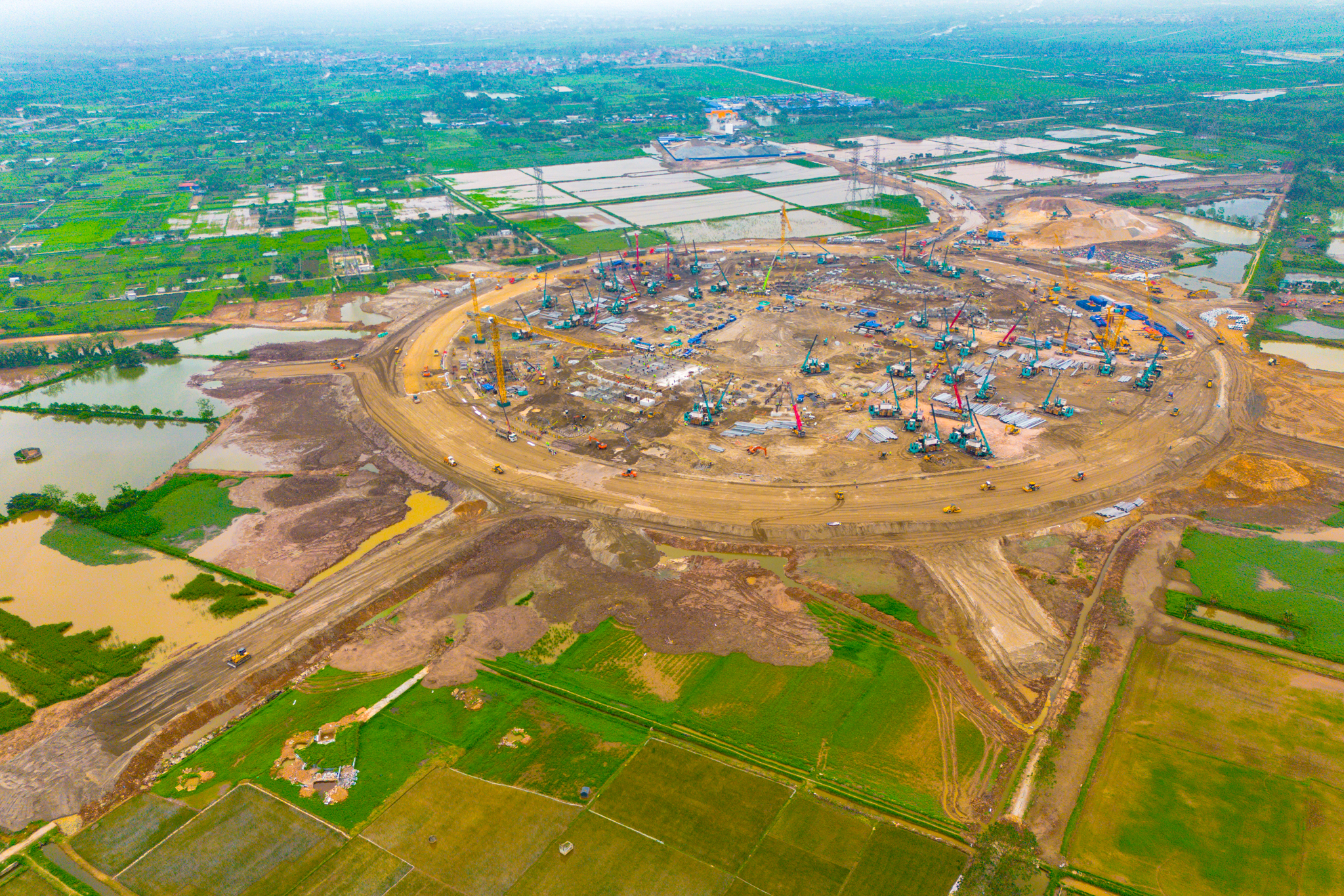 Đại công trường xây sân vận động lớn nhất thế giới: Ô tô nối đuôi nhau như đàn kiến, cần cẩu phủ kín đường mặt đất - Ảnh 2