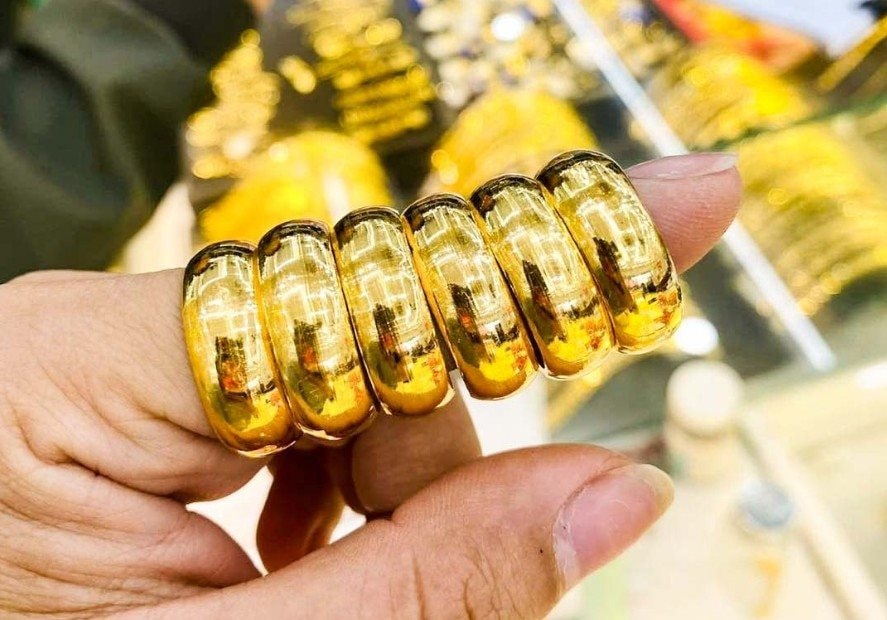 Giá vàng 'bốc hơi' 200 USD chỉ sau một đêm, vàng nhẫn giảm 4 triệu đồng/lượng - Ảnh 1