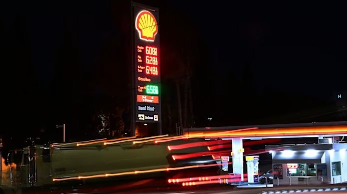 Sản xuất kỷ lục 13,7 triệu thùng dầu mỗi ngày, tại sao giá xăng tại Mỹ vẫn tăng? - Ảnh 2