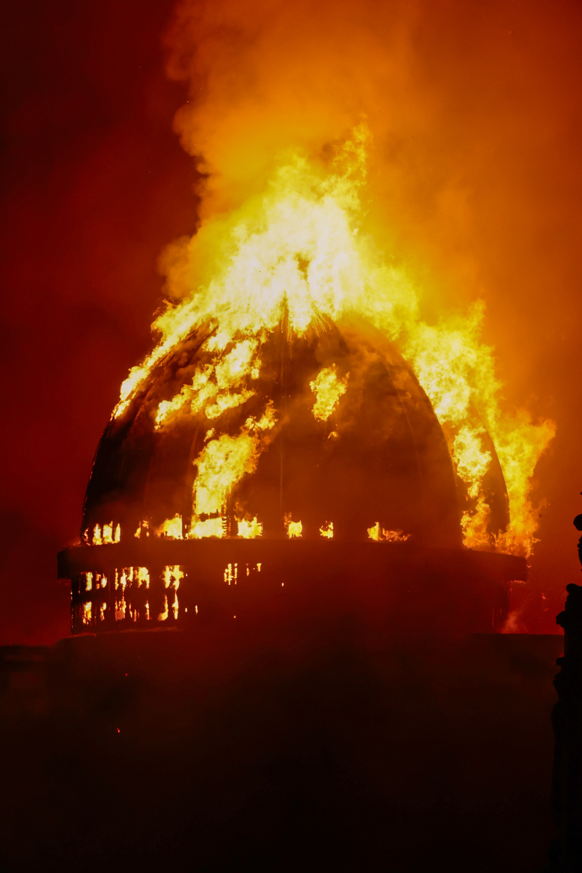 Cháy lớn thiêu rụi tòa nhà biểu tượng lịch sử tại trung tâm thành phố, 15 xe cứu hỏa được điều động - Ảnh 1