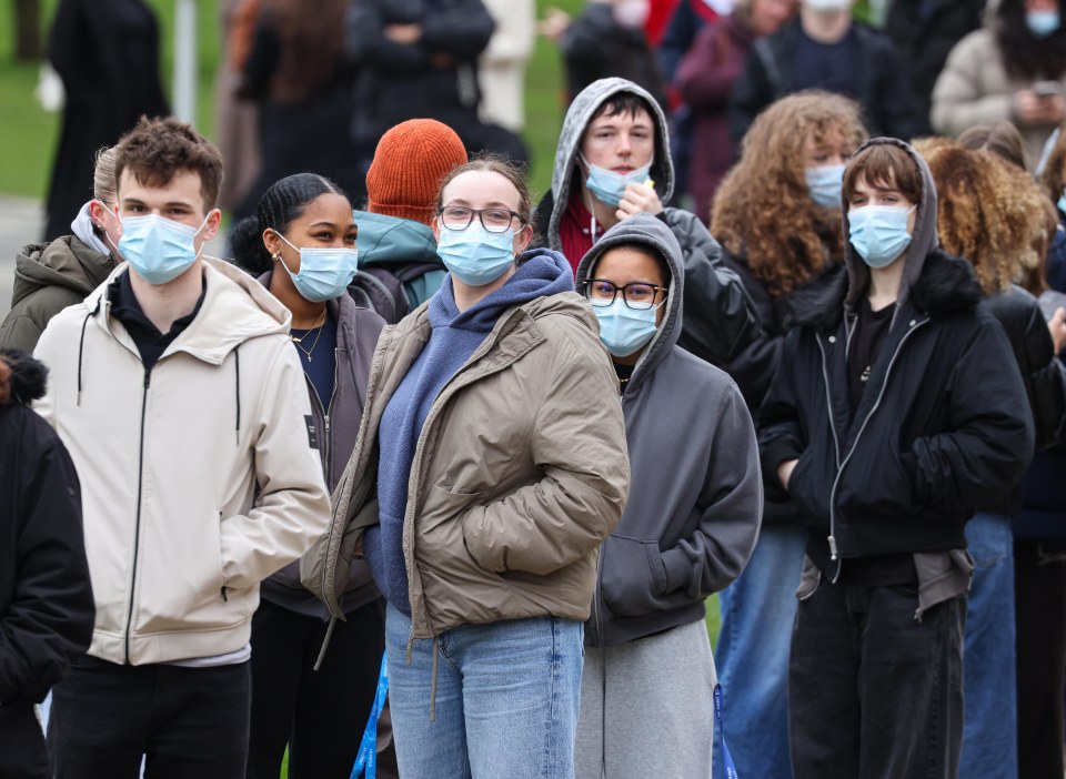 Một dịch bệnh nghiêm trọng đang bùng phát tại Anh, giới chức cảnh báo về “sự kiện siêu lây nhiễm” - Ảnh 2